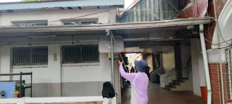 病媒蚊監測人員巡查天溝 病媒蚊監測人員巡查天溝